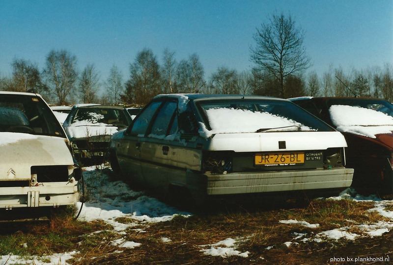 JR-26-BL, BX 16 TRS, eind jaren '90 op een sloperij in Brabant